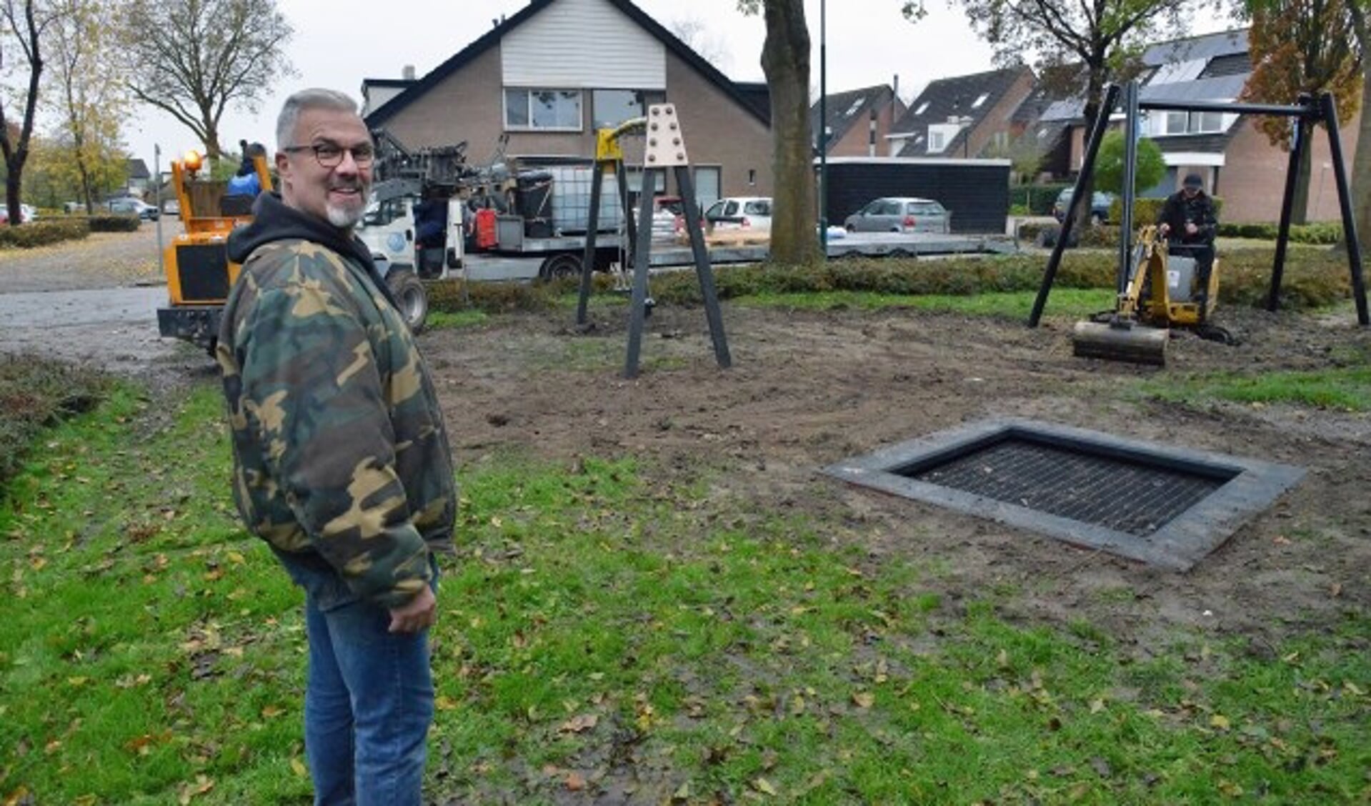 Arnold van Zwol kijkt toe bij de aanleg van de nieuwe speeltuin in de Schepenenstraat. (Foto: Paul van den Dungen)