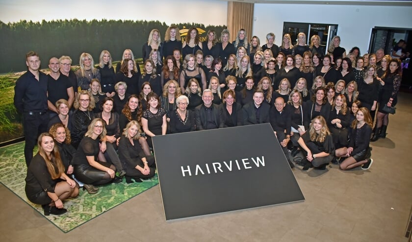 • Teus Brand en zijn medewerkers met de nieuwe naam: Hairview.