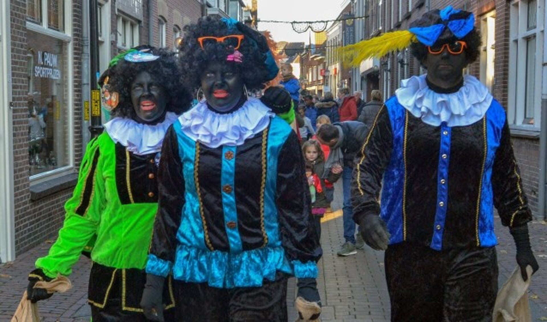 Hele Zwarte Pieten tijdens de intocht van Sint in Montfoort vorig jaar. (Foto: archief Paul van den Dungen)