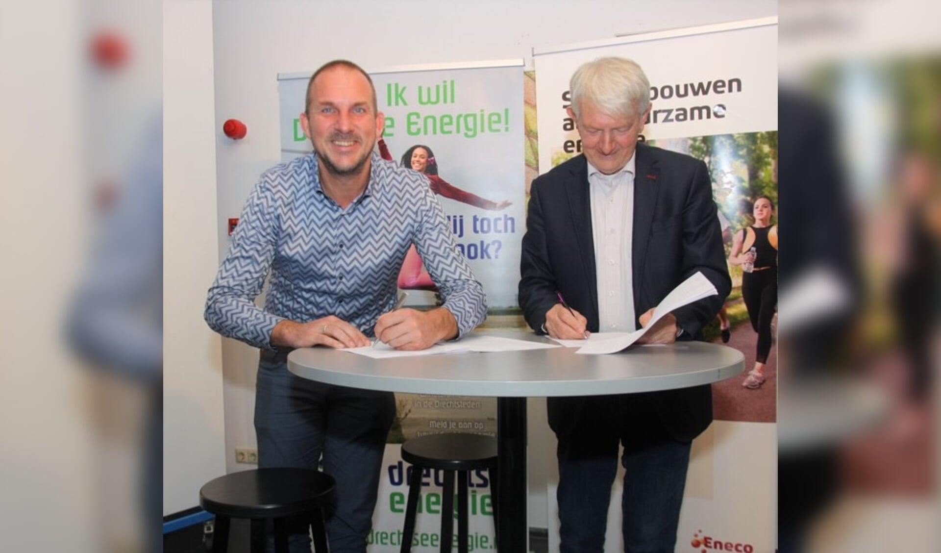 • Sander Bakker van Eneco en Willy Verbakel van Drechtse Energie ondertekenen de samenwerkingsovereenkomst.
