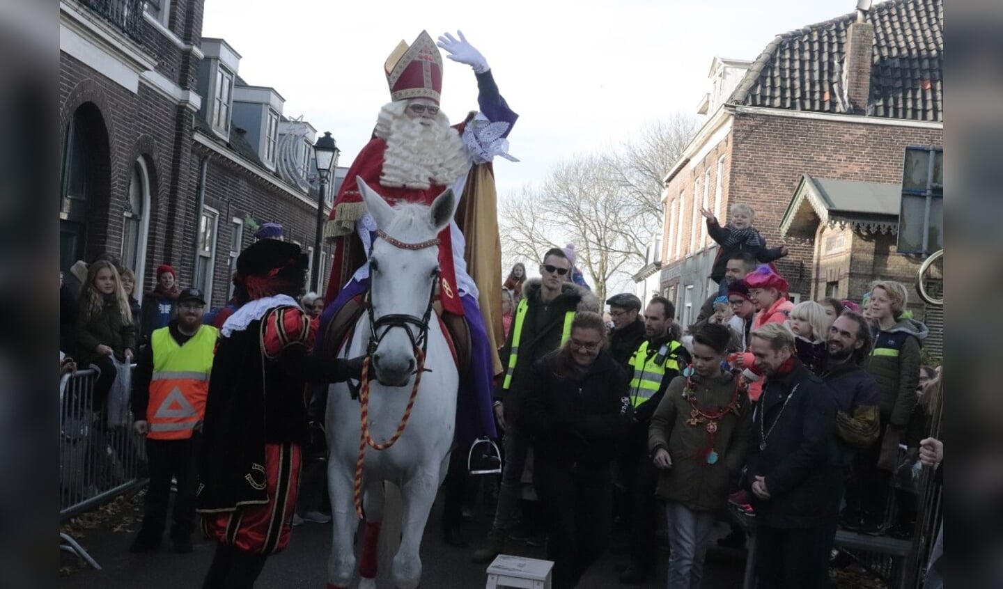 OP zijn paard ging de Sint met zijn pieten naar het stadhuis in Culemborg.