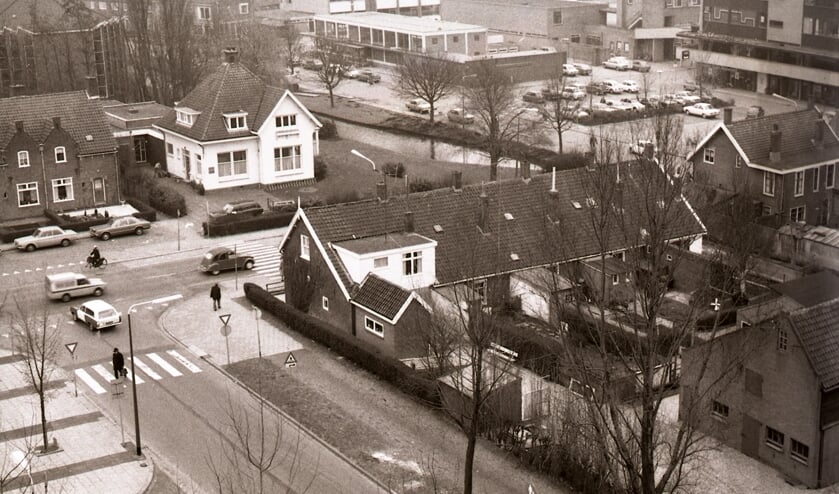 • Het centrum van Papendrecht is de laatste jaren ingrijpend veranderd. Dorpsbehoud neemt de bezoekers o.a. mee naar een nog niet eens zo lang geleden verleden.