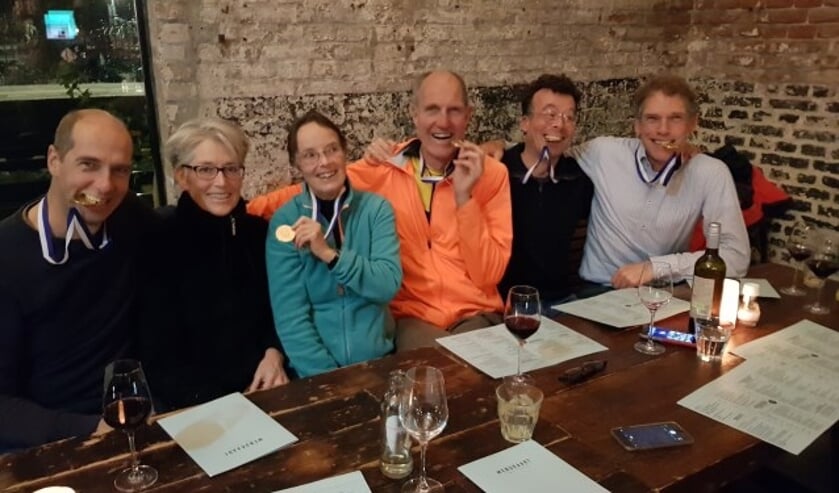 van links naar rechts: Hans, Fransje (stuurvrouw), Judith (coach), Gijsjan, Michel en Andre