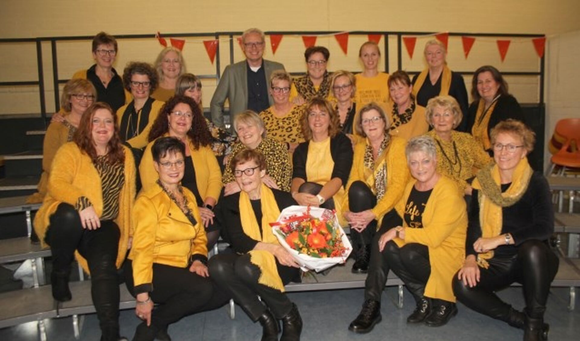 Eugenie Teunissen tijdens de surpriseparty door Dutch Pride, met bezoek en bloemen van wethouder Bekker. (Foto: Lysette Verwegen)