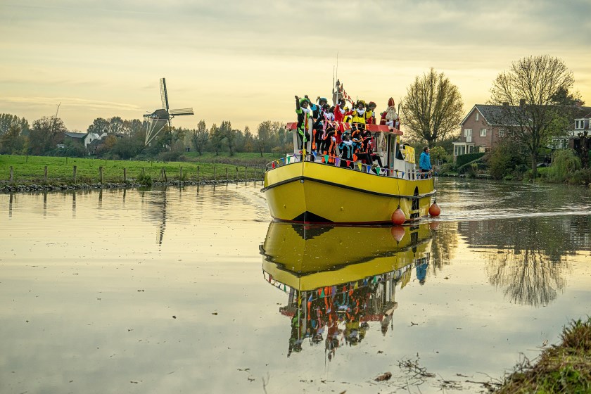 • Sint en zijn Pieten kwamen met dit bootje over de Linge gevaren.