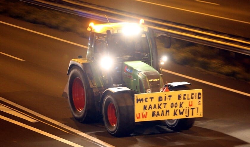 • Een protesterende boer op de A2.