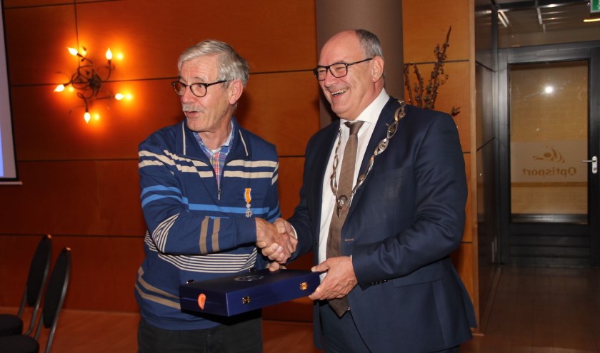 • Burgemeester Henny van Kooten wist Berrie Monster te verrassen.