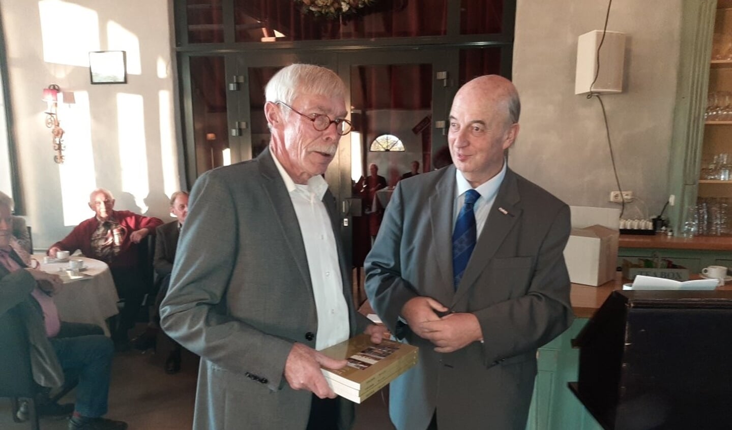 Ook Kobus van Ingen ontving een boek.