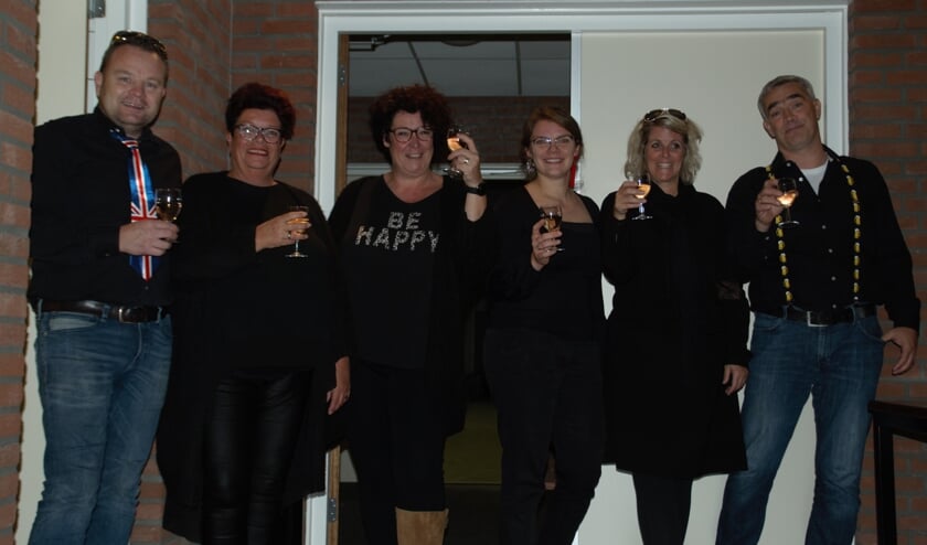 Het Kwizzet team opende de avond met champagne, dat mocht wel met zo'n opkomst