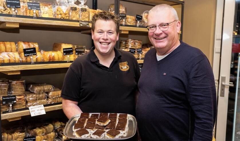 • Speciaal voor de Lichtjesavond maakt bakkerij De Jager een troostkoek, Ben de Weerd (r) is er blij mee.