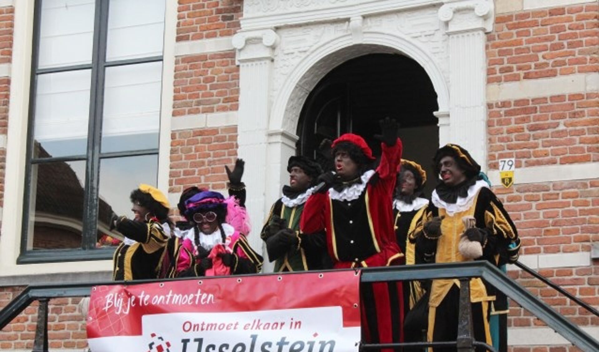 Zwarte Pieten - of zijn ze bruin? - tijdens een eerdere intocht van Sint in IJsselstein. (Foto: archief Lysette Verwegen)
