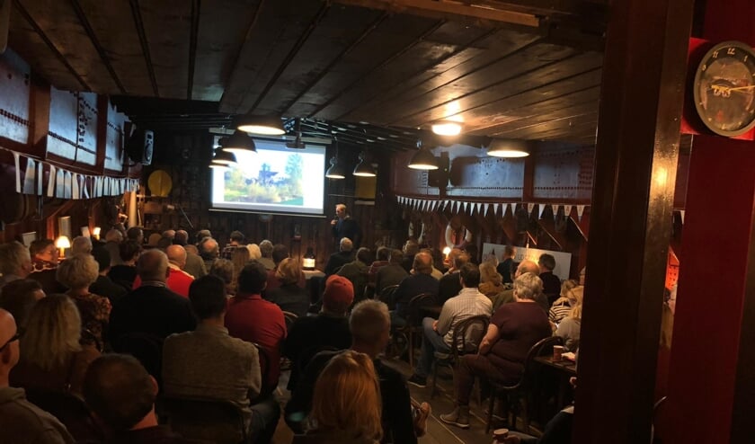 Volle bak in het ruim van de Terra Nova tijdens de info-avond voor omwonenden.