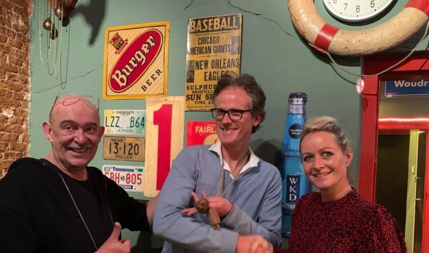Jan-Willem den Besten tussen zijn voorgangers Ronald van den Ende en Beppie ten Böhmer.