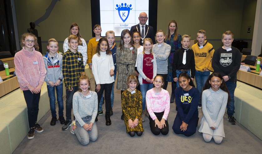 • De nieuwe kindergemeenteraad met burgemeester Martijn Vroom.