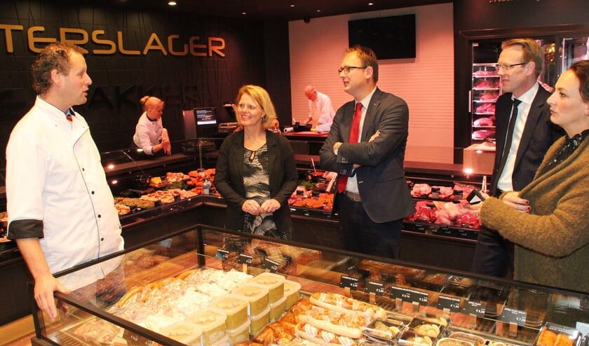 • Arie Bakker (links) geeft uitleg aan zijn bezoekers.