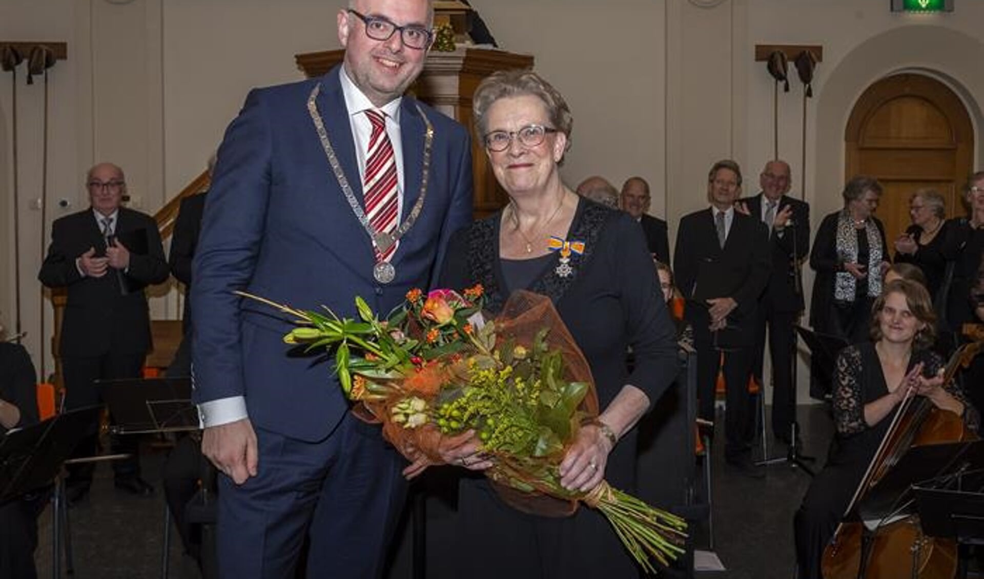 • Burgemeester Martijn Vroom reikte het lintje uit tijdens het concert van l'Espérance in de IJsseldijkkerk.