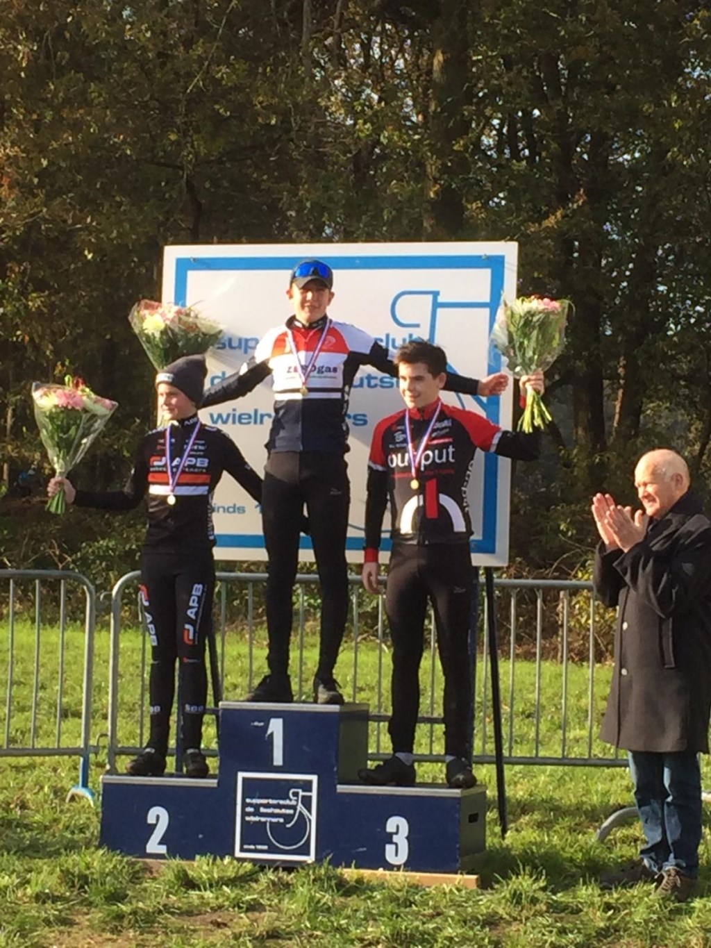 Jari Prins op podium.