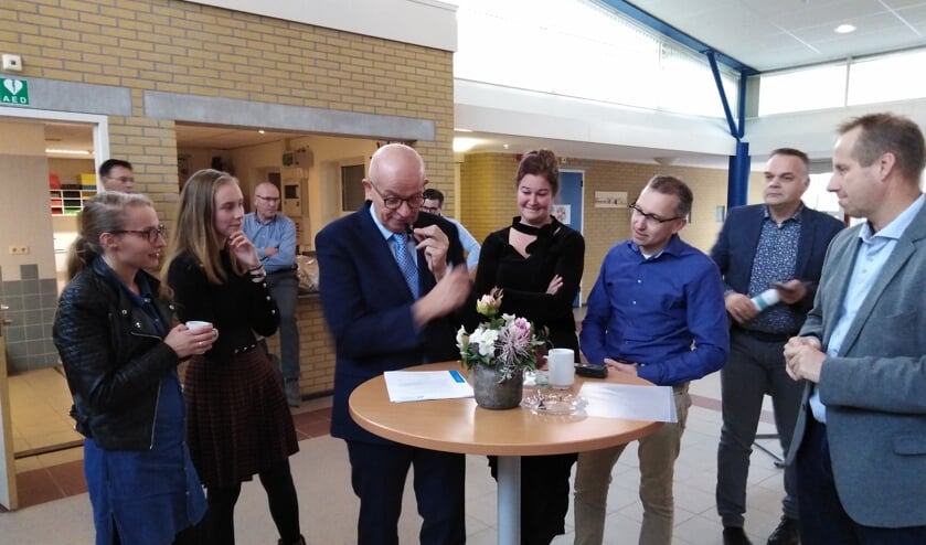 Ad Geuze ondertekent als directeur het certificaat.