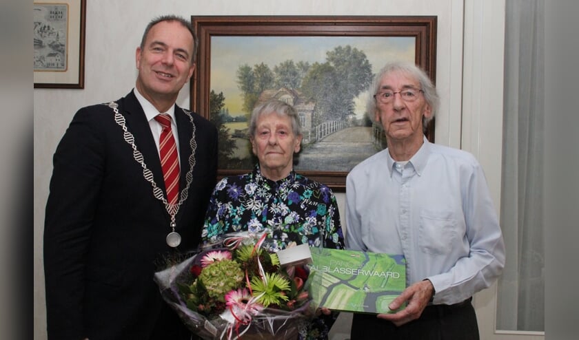 • Arie en Marry Ooms met burgemeester Paans.