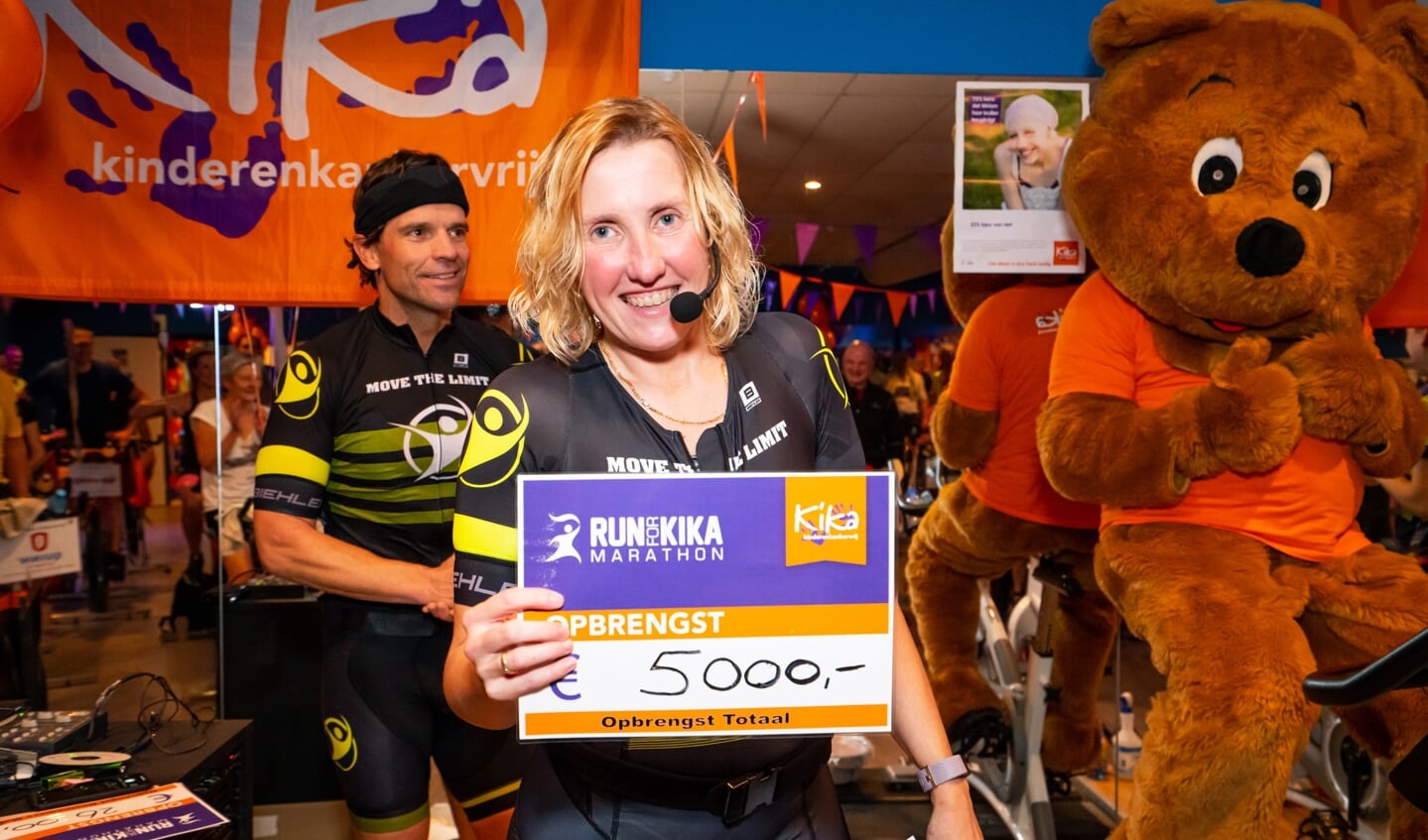 Cheques voor Nathalie Binnenveld   -  Spinning Marathon voor Kika