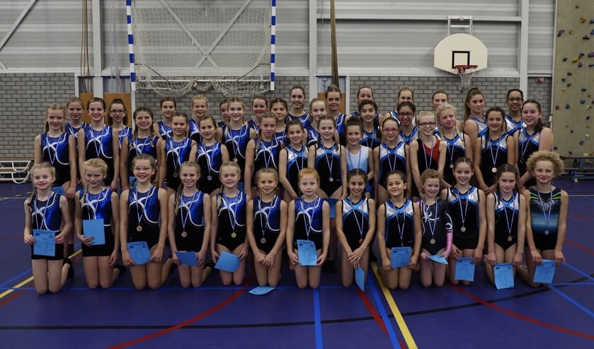 De turnsters van WIK en Inion.