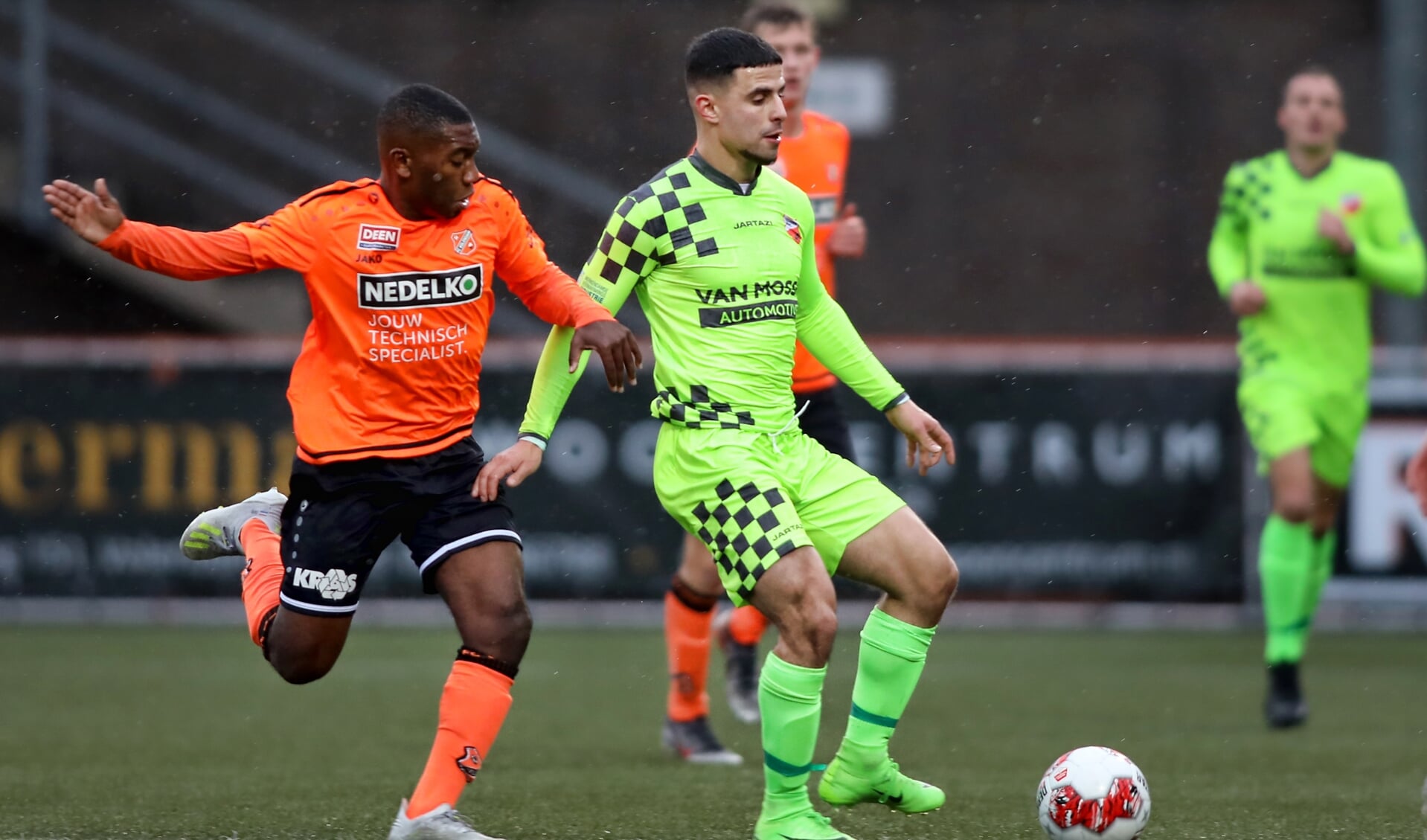 • Yassin Ouja met Kozakken Boys in actie tegen Jong Volendam.