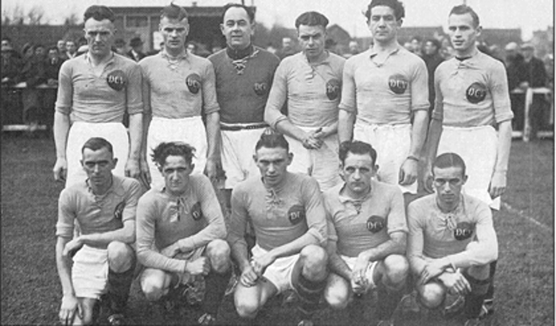 • Kampioensteam 195-1946 met Rinus Terlouw.