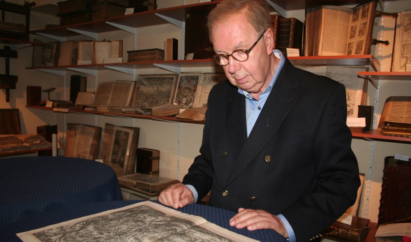 • Wim van 't Zelfde stelde vier Bijbels beschikbaar.