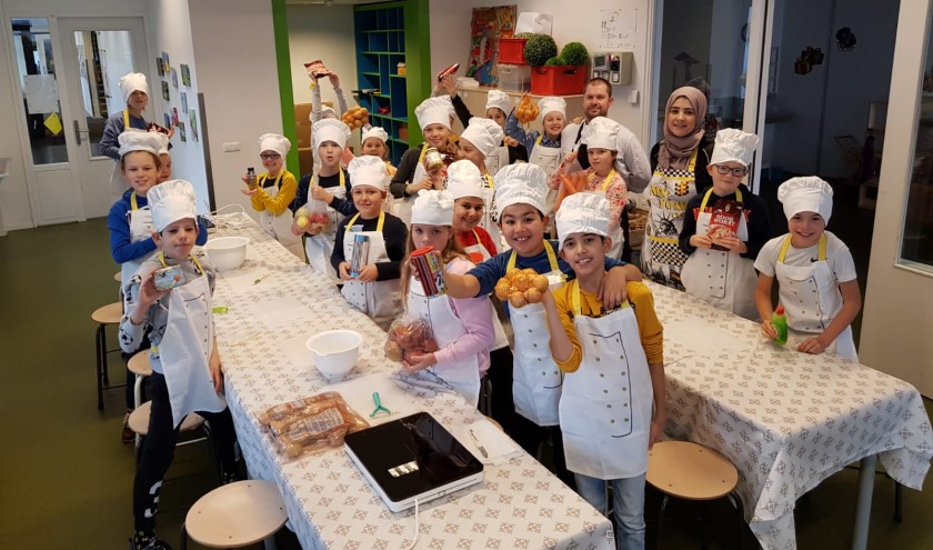 • Groep 6 van De Spelwert mocht het lokaal inwijden met hete bliksem en hutspot.