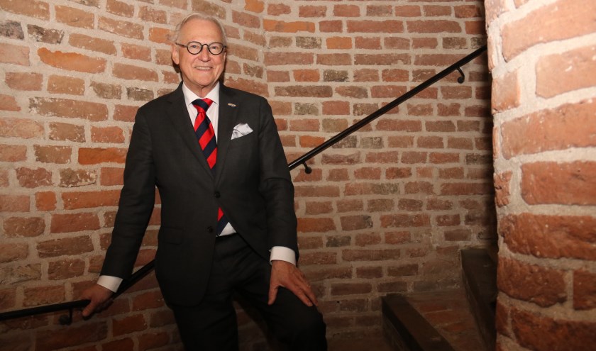 • Scheidend burgemeester Jan Pieter Lokker in het oude gedeelte van stadhuis Vianen.