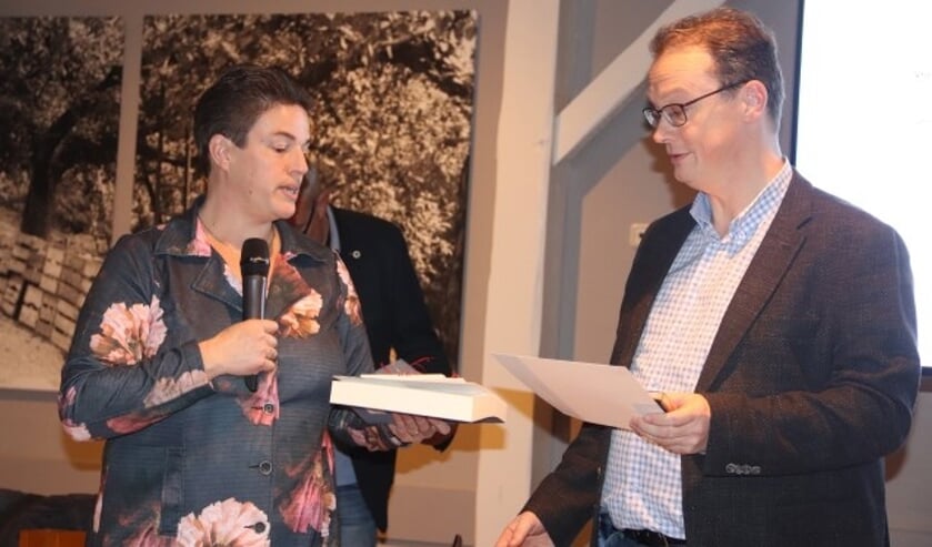 Ditmar van Vuren, voorzitter Rode Kruis Culemborg, neemt afscheid van haar pennningmeester Fred van den Berg.