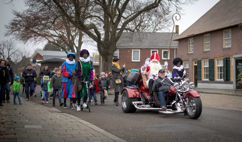 • Sinterklaas kiest soms voor alternatief vervoer, zoals vorig jaar in Well.