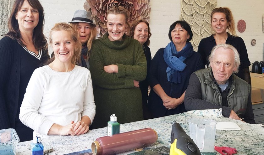 • V.l.n.r. Sonja de Jongh, Leontien Vossen, Martie van den Bogert, Annita Smit, Anne-Marie Buitehuis, Ellen Venrooy, Jos Scholtes en Renate Vos stellen hun atelier open. Peter van Venrooy en Rinske van Dijk ook, maar zij ontbreken op de foto.