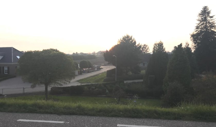• Vanaf de Berm in Kerkdriel gezien, een doorkijkje naar het perceel aan de Ganzenweg waar de kas is gesloopt.