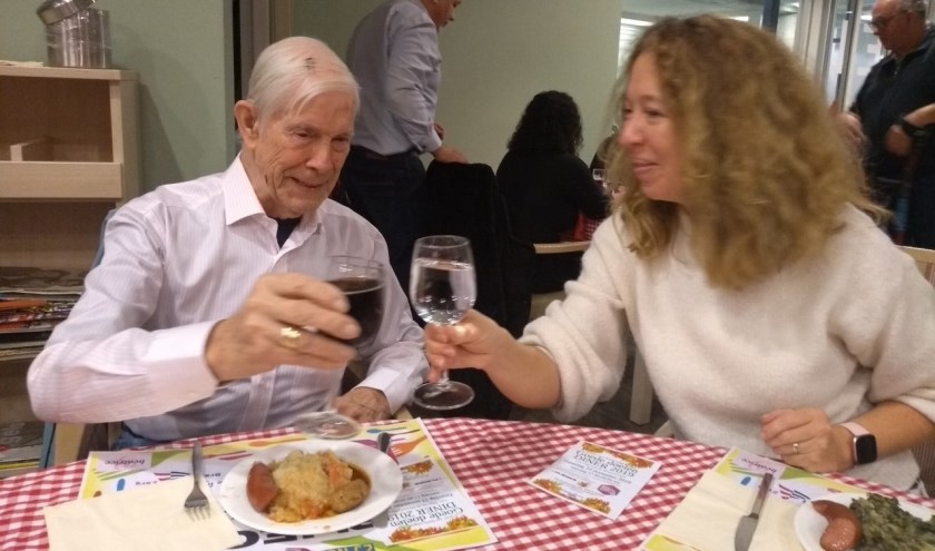 • Meneer Holleman en zijn dochter Marianne genieten van de maaltijd.