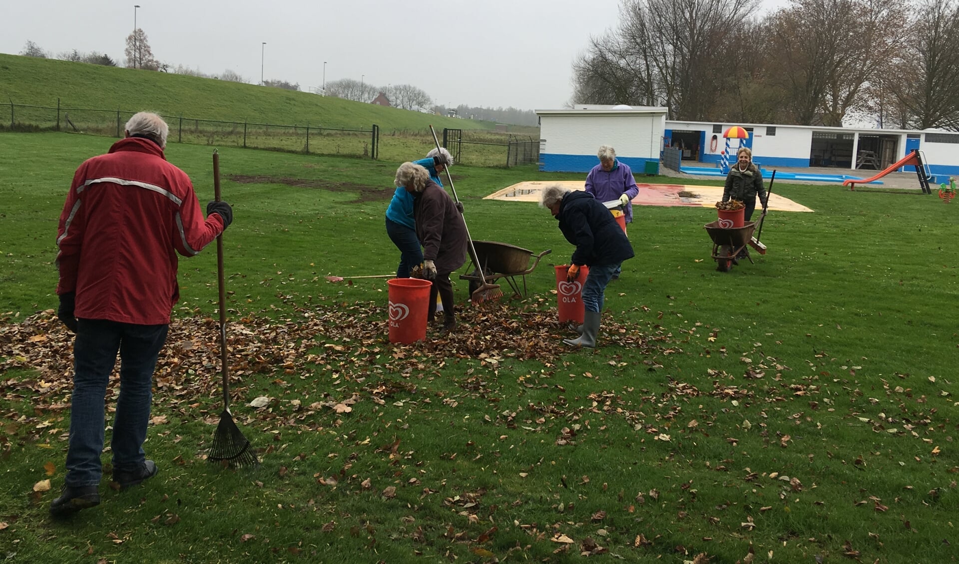 • Vorig jaar maakten ook vele handen het werk licht tijdens het winterklaar maken van het Ammerse zwembad. 