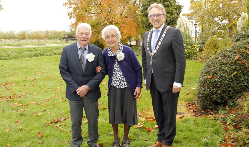• Burgemeester Harry Keereweer feliciteerde het bruidspaar.