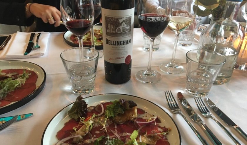 • Tussengerecht: carpaccio van op de green egg gegaarde struisvogel met kort gegrilde oesterzwammen.