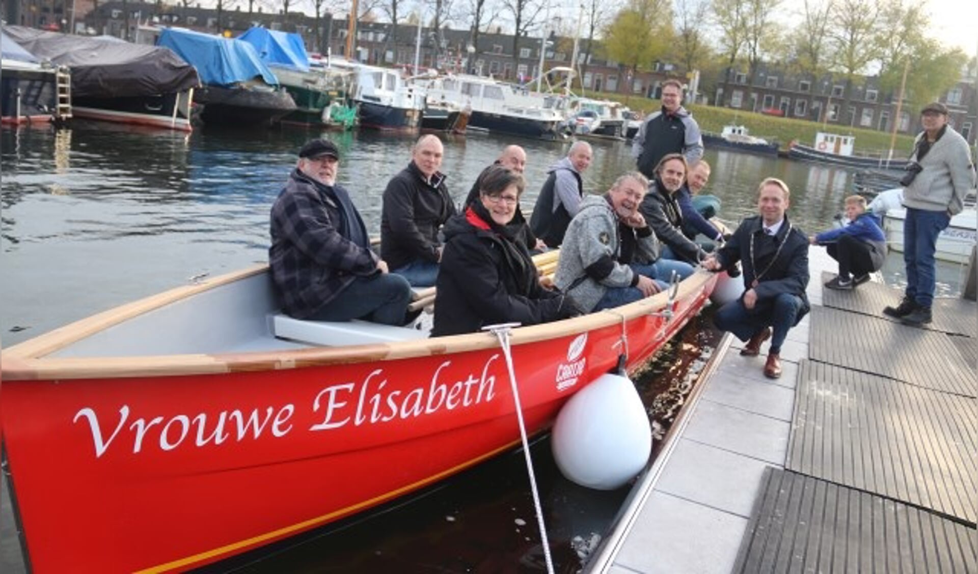 Burgemeester Gerdo van Grootheest doopte de nieuwe boot Elisabeth voor de roeivereniging Culemborg.