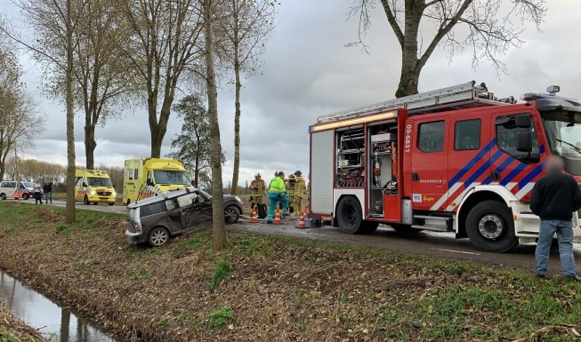 • De auto botste op een boom en kwam in de andere berm tot stilstand.
