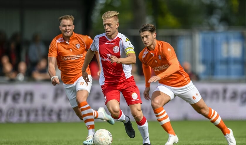 • Gwaeron Stout als captain van IJsselmeervogels.