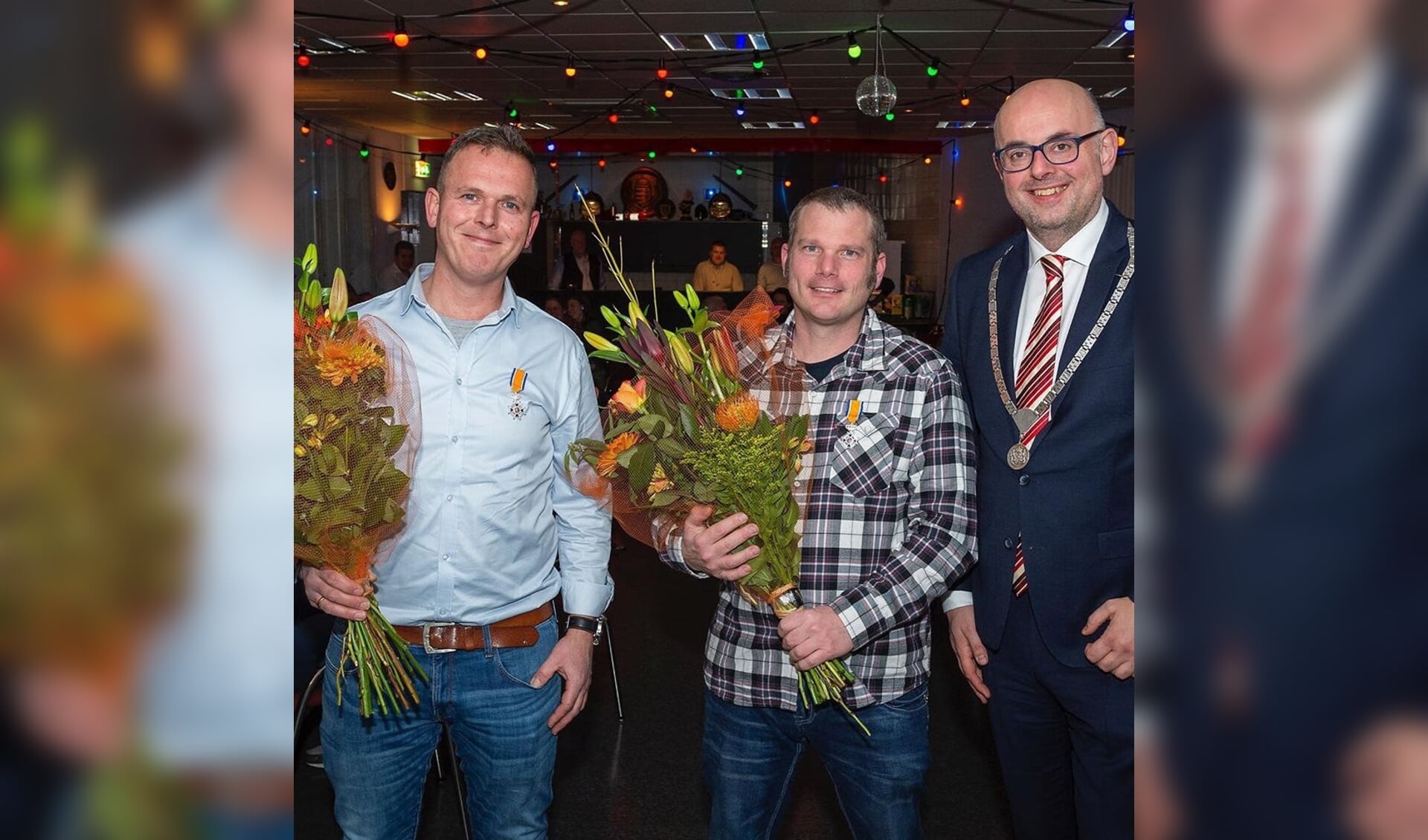 • Burgemeester Martijn Vroom met de twee gedecoreerde brandweerlieden. 