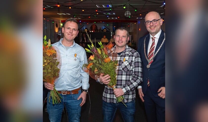• Burgemeester Martijn Vroom met de twee gedecoreerde brandweerlieden.