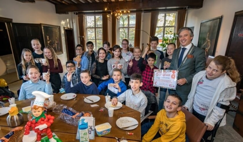 Schoolontbijt in het Ambtmanshuis met burgemeester Hans Beenakker en groep 7 - 8 van de Prinses Margrietschool.   