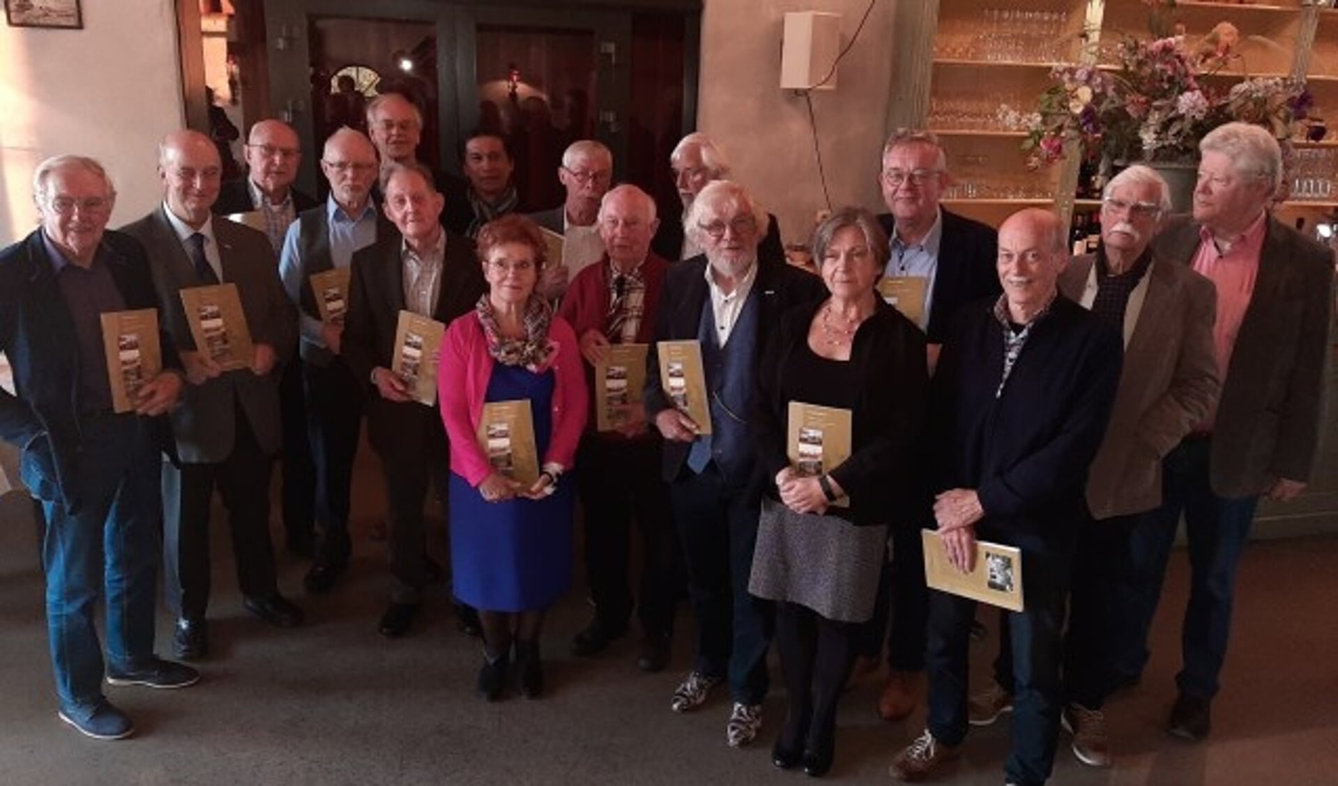 Alle auteurs van het 20ste jaarboek van Tabula Batavorum bijeen, afgelopen vrijdag in 't Veerhuis te Opheusden. Het thema 'Heen en weer' gaat over verkeer en vervoer. (Foto's: Martin Brink/DPG Media)
