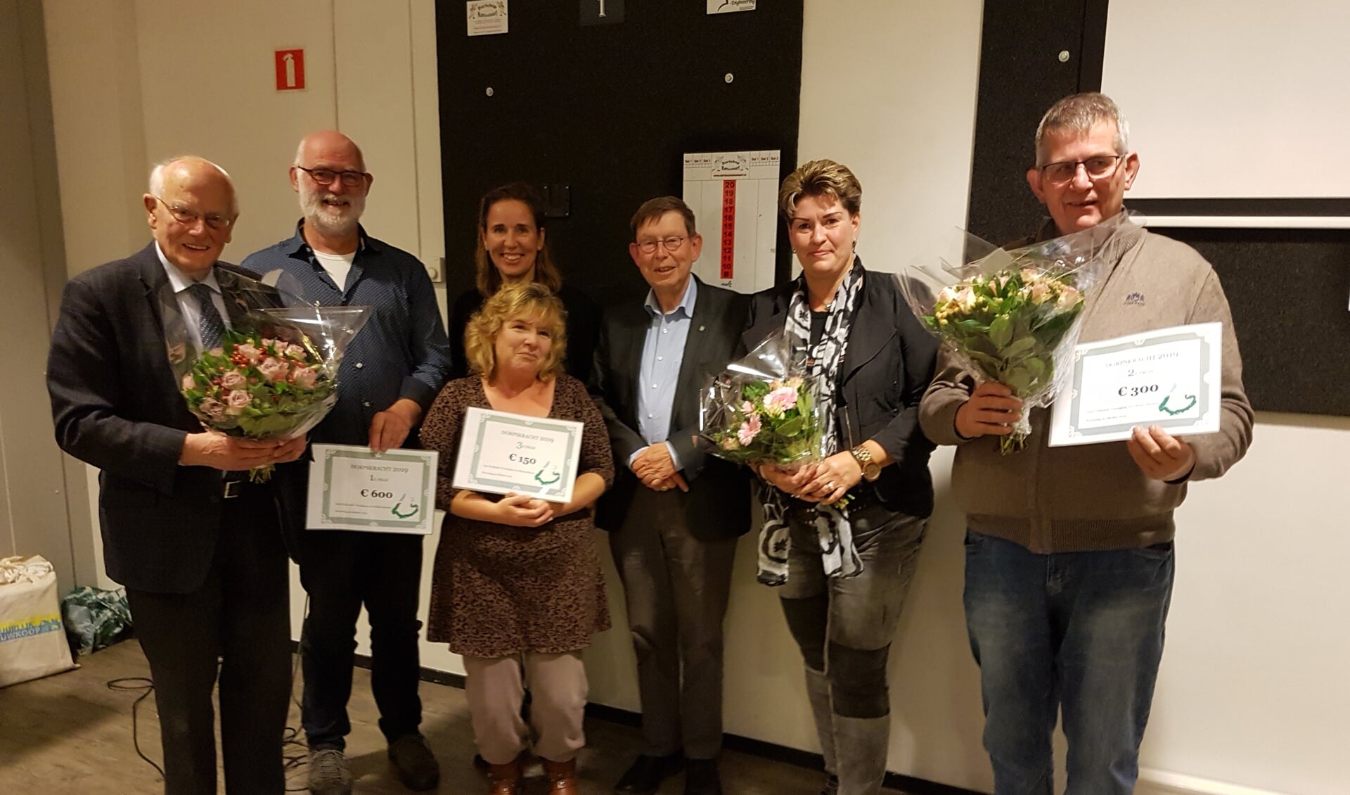 • De drie prijswinnaars Nieuw-Lekkerland, Stellendam en Ooltgensplaat met in het midden achteraan juryleden Marianne Verhoev en Gert Jan Jansen.