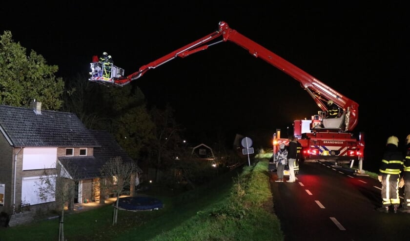 • De brandweer pakte met een hoogwerker de schoorsteenbrand aan.