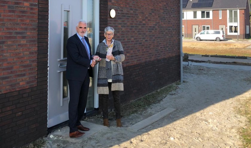 • Peter de Vries overhandigt de sleutel.