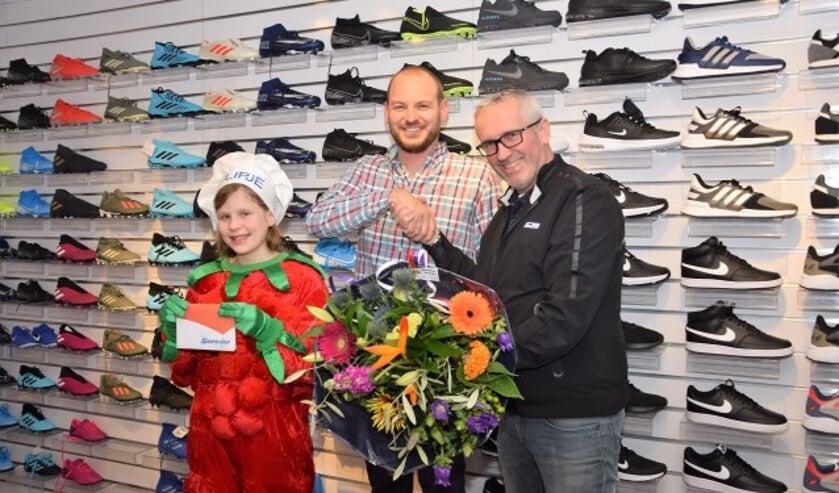 Tom Aarden mag zich voor zeshonderdvijftig euro uitleven op het uitgebreide assortiment sportartikelen. (foto: Janet Kooren)
