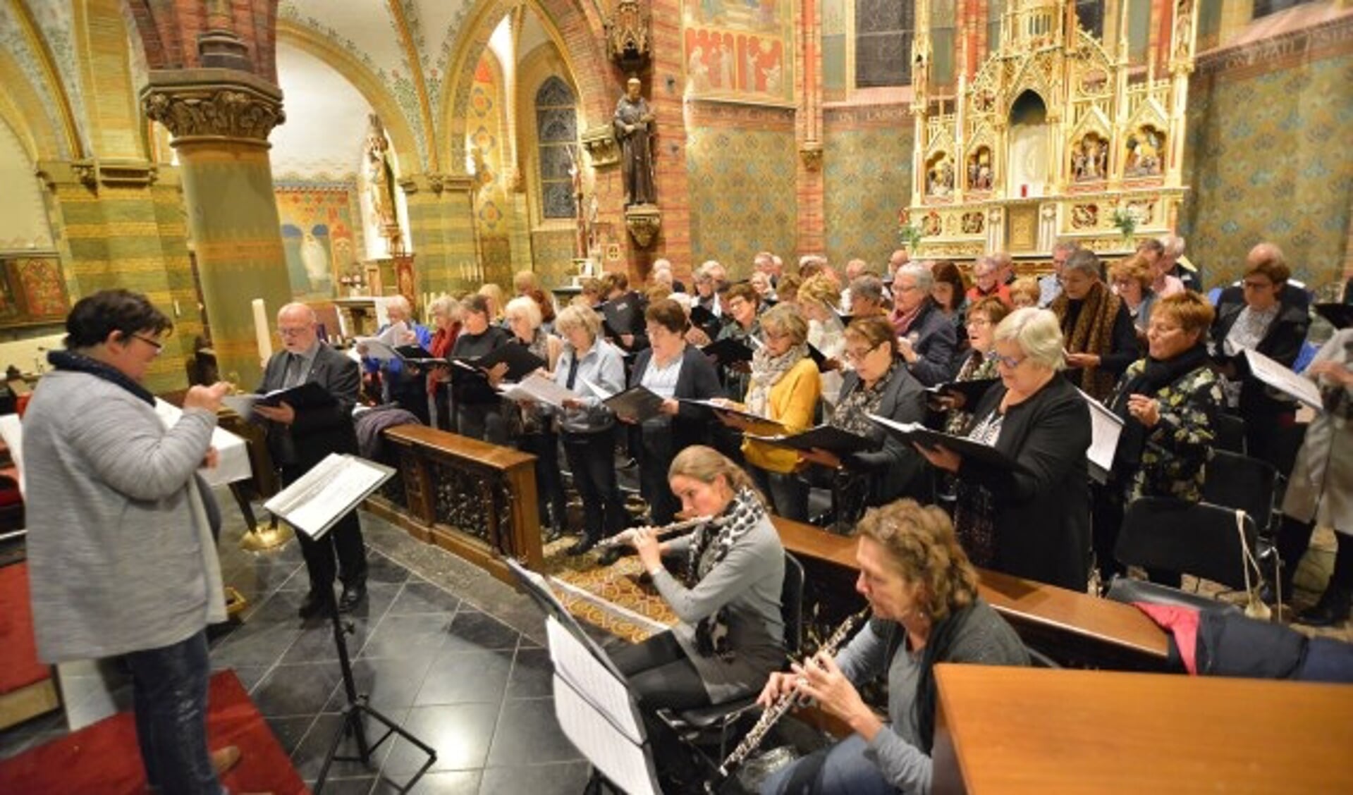 Het Middenkoor met fluit, hobo en piano repeteert in de Franciscuskerk o.l.v. Monique van den Hoogen het Klein Kerst Oratorium van Huub Oosterhuis. (Foto: Paul van den Dungen)